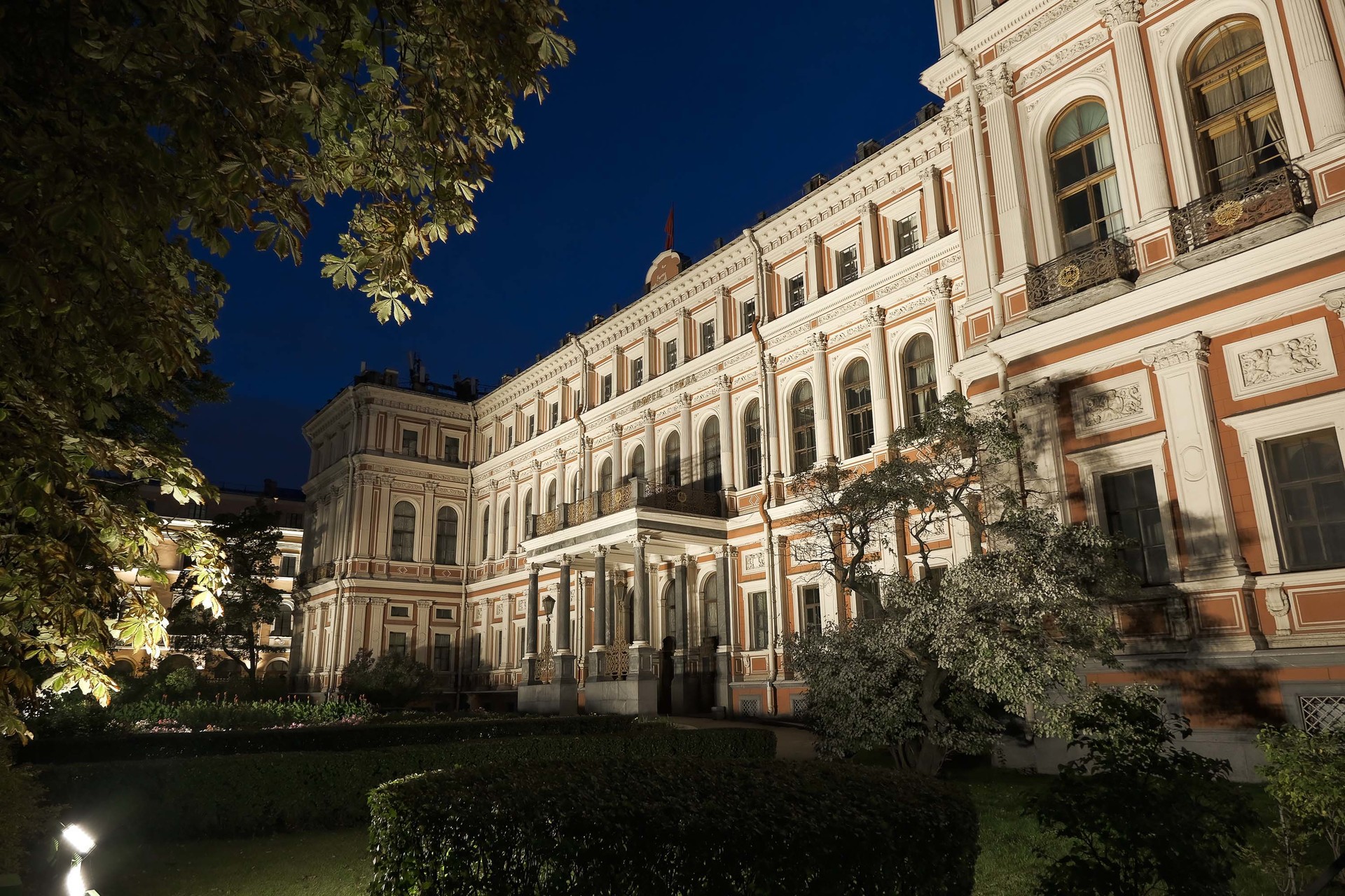 Николаевский дворец снаружи